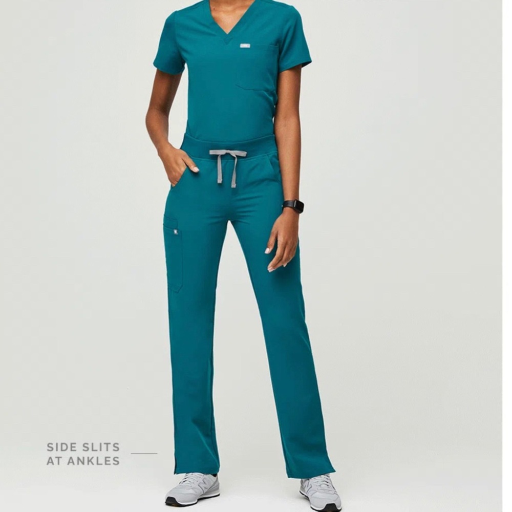 Figs Pacific Blue scrub set - Catarina top M/Kade Cargo Pant MP (medium petite)